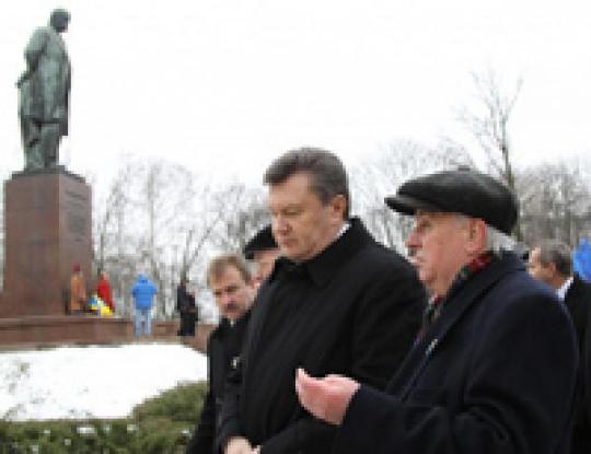 Поедет ли Янукович с прооперированным коленом на могилу Шевченко в день 150-летия его смерти?