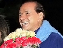 Берлускони с букетом роз