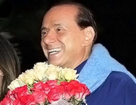 Берлускони с букетом роз