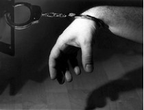 рука пленника в наручниках