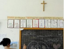 В итальянски школах и дальше буду «ущемляют права» учащихся&#133; распятием