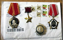 В обычном почтовом конверте житель харьковщины пытался отправить в чехию высшие награды ссср, в том числе звезду героя и орден ленина