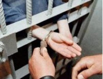 арестованный в наручниках