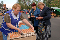 На столичных рынках яйца подешевели до 6-7 гривен за десяток, а первую клубнику продают по 25-35 гривен за килограмм