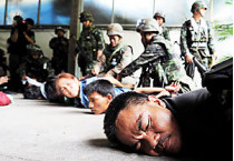 Вчера семь лидеров тайской оппозиции сдались властям