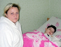 Юлия Кваскова возле больного сына