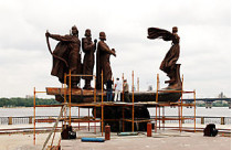 Вскоре в наводницком парке столицы откроют отремонтированный памятник основателям киева