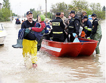 Премьер-министр дональд туск призвал жителей варшавы немедленно эвакуироваться в связи с угрозой наводнения