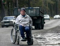 инвалид-колясочник на дороге