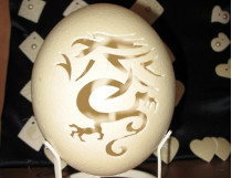 Гравированное яйцо страуса