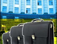 портфели на фоне здания Кабмина