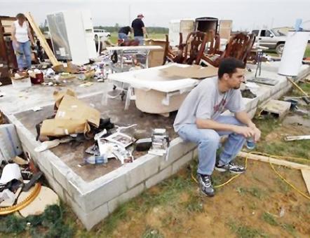 последствие торнадо и града в Арканзасе