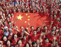 китайцы на фоне флага