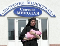 монахиня Мария с новорожденной