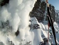 Экстремал снял на видео, как он спасался от снежной лавины