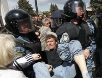 задержание Беркутом участника акции протеста