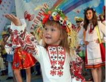 юная артистка в украинском костюме