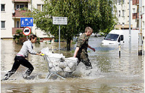 Украинские спасатели отправились в польшу, где в результате наводнения уже погибли 15 человек