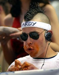 Американец установил мировой рекорд, съев за десять минут почти шесть килограммов жареной картошки