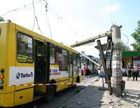 В Полтаве на пассажирский автобус рухнула электроопора