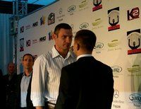 Виталий Кличко сошелся с Адамеком на дуэли взглядов (Видео)