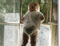 ребенок возле окна