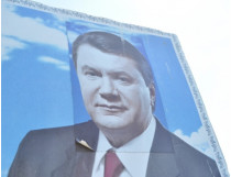 Хмельницкие военные «одели» Януковича в костюм Ющенко? (фото)