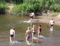 дети купаются в речке