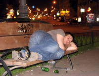 пьяный мужчина спит на лавочке