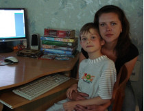 7-летний Виталик Нечаев и его мама
