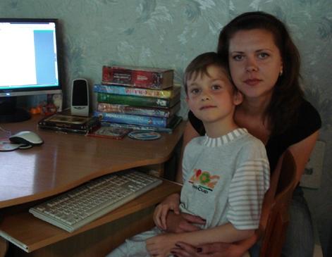7-летний Виталик Нечаев и его мама