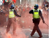 лондонская полиция применила силу против митингующих