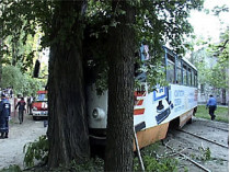 В днепропетровской больнице скончалась одна из пассажирок трамвая, который сошел с рельсов и врезался в дерево