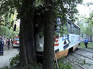 В днепропетровской больнице скончалась одна из пассажирок трамвая, который сошел с рельсов и врезался в дерево