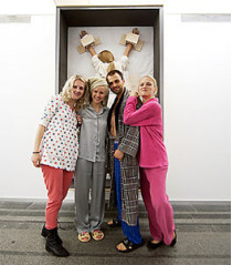 Ценителей современного искусства, пришедших в пижамах, пропускали без очереди
