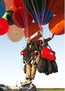 Американец джонатан трапп первым в мире перелетел через пролив ла-манш на&#133; Связке воздушных шаров