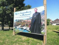 билборд со священником