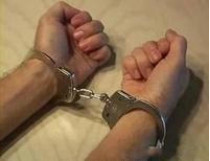 руки в наручниках