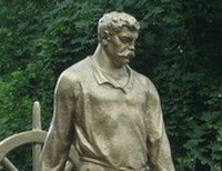 памятник Павлу Луспекаеву