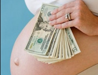 беременная женщина с доларами