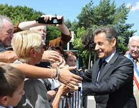 Саркози приветствует публику