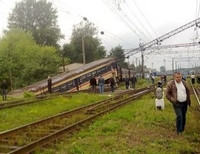 Во Львове электричка рухнула с моста (фото)