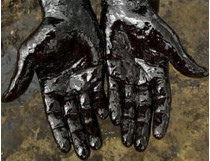 руки в нефти