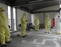 сотрудники АЭС «Фукусима-1» в спецодежде