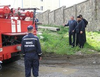 пожарная машина на территории Свято-Вознесенского монастыря