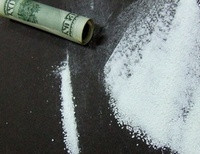 доллар и рассыпаный кокаин