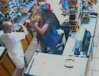 Охранник супермаркета в Харькове сломал челюсть девушке-кассиру 