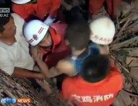 Мальчика, застрявшего между стенами на 10 часов, вырезали бензопилами (видео)