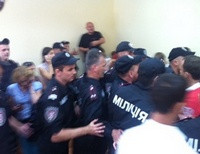 сотрудники «Грифона» вытесняют из зала суда депутатов