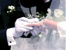жених одевает невесте кольцо